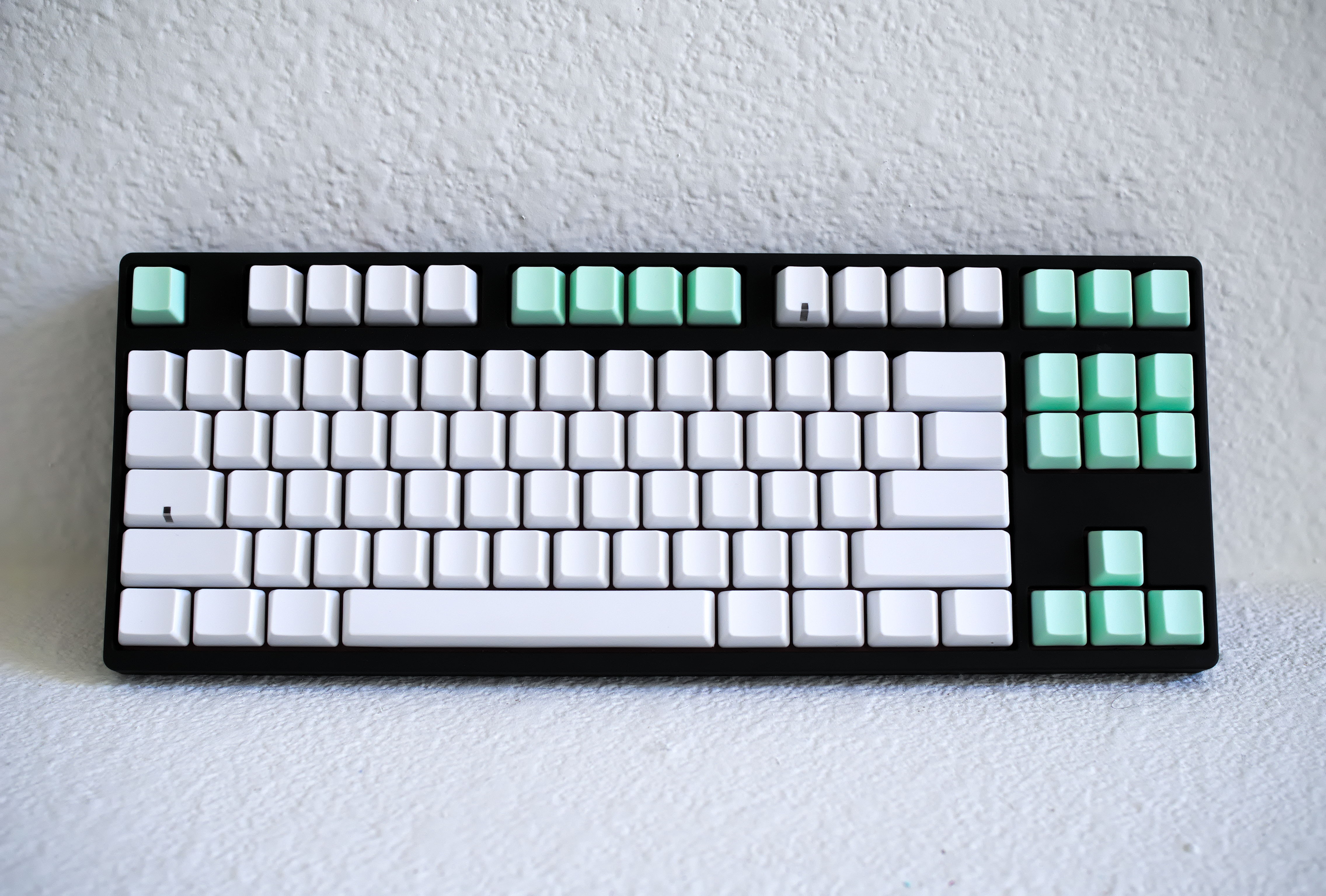 The Mint keycaps are a wee bit less saturated in real life unfortunately.